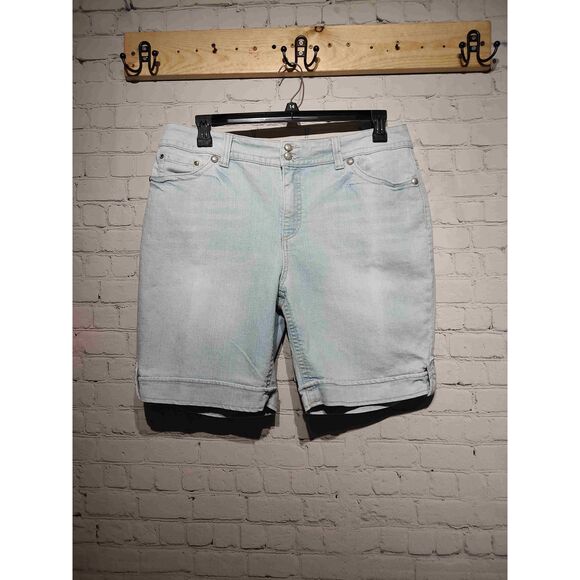 Code Bleu stretchy plus sized mid-highrise denim shorts * - Picture 1 of 4